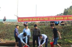 Nghệ An thả gần 2 tấn cá giống xuống lưu vực sông Lam để tái tạo nguồn lợi thủy sản
