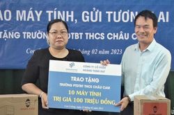 Trao tặng 10 máy tính cho Trường PTDTBT THCS Châu Cam (Con Cuông)