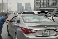 Xác minh tài xế ô tô Porsche chặn đầu, nhổ nước bọt vào xe khác trên đường vành đai 3