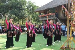 Ấn tượng với Nghệ thuật Xòe Thái tại Làng Văn hóa