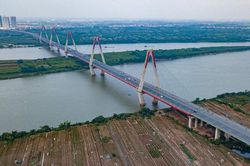 Hà Nội phân luồng giao thông để kiểm định cầu Nhật Tân