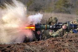 Telegraph: Anh muốn sản xuất vũ khí ở Ukraine