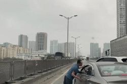 Hà Nội: Tài xế Porsche chặn đầu, nhổ nước bọt vào xe khác