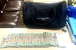 Chiếc túi Tommy Hilfiger có 1,2 tỷ đồng bỏ quên cạnh băng chuyền sân bay Nội Bài