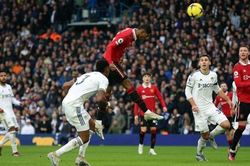 Thắng Leeds United, MU 'vượt mặt' Man City