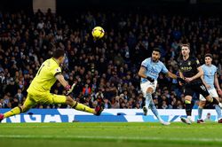 Man City chỉ còn kém Arsenal 3 điểm