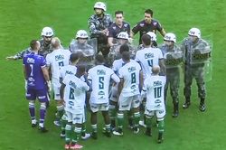 Cảnh sát vào sân sau pha bóng gây tranh cãi của Suarez