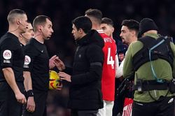 Ủy ban trọng tài Anh muối mặt xin lỗi sau hàng loạt sai lầm với Arsenal và Brighton
