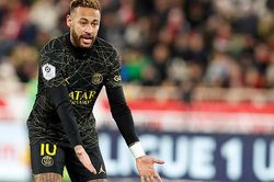 Neymar mắng đồng đội, cãi 'sếp' sau trận thua Monaco