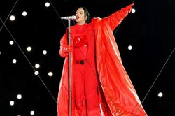 Rihanna gây choáng khi mang bụng bầu lên sân khấu Super Bowl