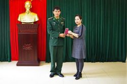 Cán bộ Biên phòng nhặt được vật rơi, trải lại người mất