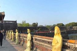 Thu hồi những bức tượng đặt tại Ngọ Môn - Đại Nội Huế
