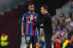 HLV Xavi chỉ trích hàng công khủng của Barca