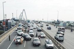 'Đóng' cầu Nhật Tân, Thanh Trì cùng lúc là gây khó cho giao thông, vận tải hàng hóa