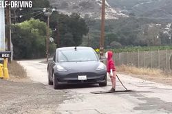 Đoạn video bóc mẽ công nghệ lái tự động trên xe điện Tesla