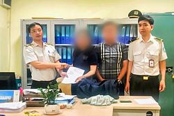 Nhân viên an ninh hàng không trả hơn 1 tỷ đồng khách bỏ quên