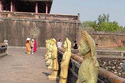 Huế: Cất những 'bức tượng lạ' vừa đặt ở trước khu vực Đại Nội