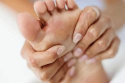 Bàn chân có 4 dấu hiệu này cho biết sức khỏe lá gan của bạn đang suy giảm