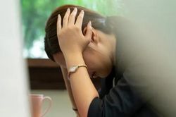 Cả nhà chồng ép tôi nghỉ việc để chăm mẹ già