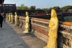 Thu hồi loạt tượng tại Đại nội Huế sau khi dư luận phản ứng