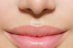 Cải thiện làn môi khô nứt nẻ mà không cần son dưỡng