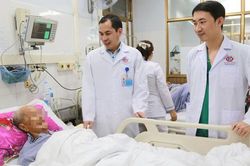 Giây phút căng thẳng phẫu thuật lấy sỏi ống mật chủ cho cụ ông gần 100 tuổi ở Quảng Ninh