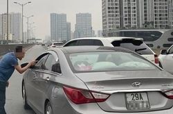 Công an xác minh vụ chủ ô tô Porsche chặn đầu, nhổ nước bọt vào tài xế khác
