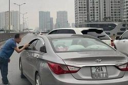 Công an vào cuộc vụ tài xế Porsche chặn đầu, nhổ nước bọt vào xe khác