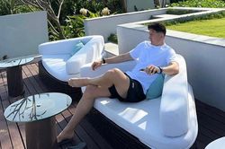 Văn Lâm khoe body vạm vỡ trên bờ biển