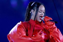 Sự trở lại ngoạn mục của bà bầu Rihanna