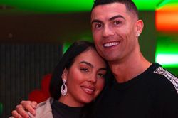 Ronaldo nhắn nhủ gì đến bạn gái Georgina nhân ngày Valentine?