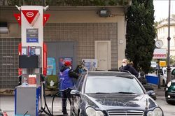 Nghị viện châu Âu thông qua luật cấm bán ô tô chạy bằng xăng và dầu diesel