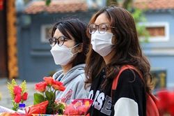 Giới trẻ đổ xô đến chùa Hà ngày Valentine để cầu duyên