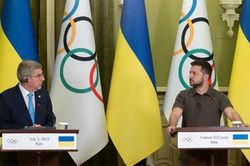 Chủ tịch Olympic nói gì khi Tổng thống Ukraine kêu gọi tẩy chay vận động viên Nga?