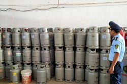 Xử lý vi phạm 2 cơ sở kinh doanh Gas không có giấy chứng nhận đủ điều kiện bán lẻ