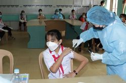 Tiêm vaccine COVID-19 đầy đủ các mũi cơ bản, và nhắc lại để tăng cường và củng cố khả năng miễn dịch