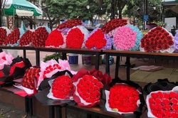Hoa và quà Valentine tràn ngập vỉa hè Hà Nội