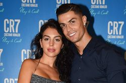 Ronaldo ngọt ngào với đội nữ Al Nassr và nhân tình