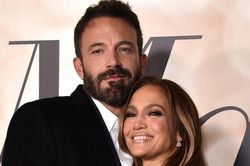 Xóa tan tin đồn trục trặc, Jennifer Lopez và Ben Affleck cùng tung hình xăm trong ngày Valentine