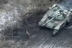 Khoảnh khắc kíp tăng Nga may mắn sống sót sau hai đòn hiểm của mìn Ukraine