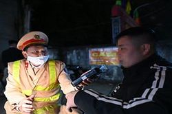 Vi phạm nồng độ cồn, thanh niên than 'vác thuê chục tấn gạo mới đủ tiền nộp'