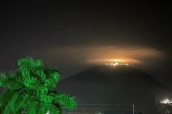 Sau cầu vồng lửa, quầng mây sáng cực hiếm trên đỉnh núi Bà Đen
