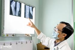 Thay toàn bộ khớp gối cho cụ ông bị thoái hóa khớp gối nặng