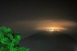 Xuất hiện quầng mây sáng cực lạ trên đỉnh núi Bà Đen