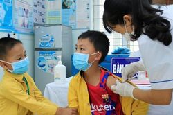 Sáng 15/2: Một số địa phương tiêm cho trẻ thấp hơn mức trung bình; 45 ngày không có ca COVID-19 tử vong