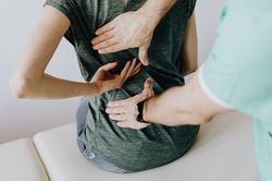 Những triệu chứng đau lưng cấp không nên làm ngơ