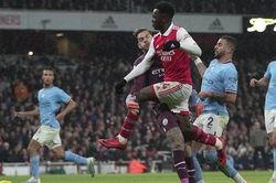 Tranh cãi nảy lửa về quả 11m của Arsenal, trọng tài cố tình 'tặng quà' để sửa sai?