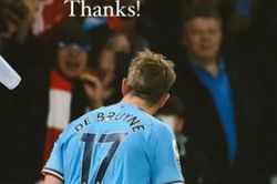 CĐV Arsenal ném 'vật lạ', De Bruyne trả đũa sâu cay