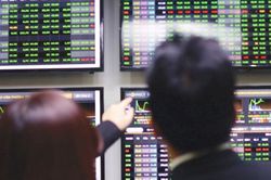 Cổ phiếu trụ cột bứt phá, VN-Index tăng hơn 10 điểm