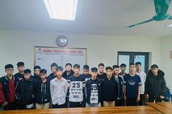 Hà Nội: Tạm giữ nhóm thiếu niên vác đao đi hỗn chiến